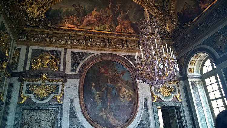 Palácio de Versalhes: olha que lindo esse lustre!