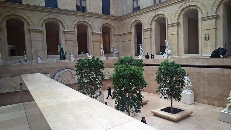 Museu do Louvre - tem lugares lindos (e vazios) lá dentro