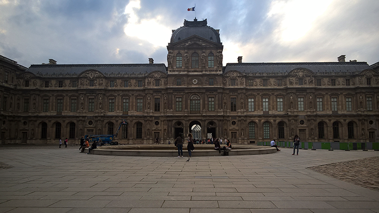 Museu do Louvre - alá a pirâmide ao fundo