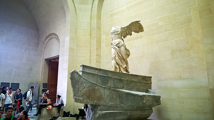 Museu do Louvre - Vitória de Samotrácia (eu ia recortar a foto, mas achei uma graça o pessoal desenhando ao fundo)