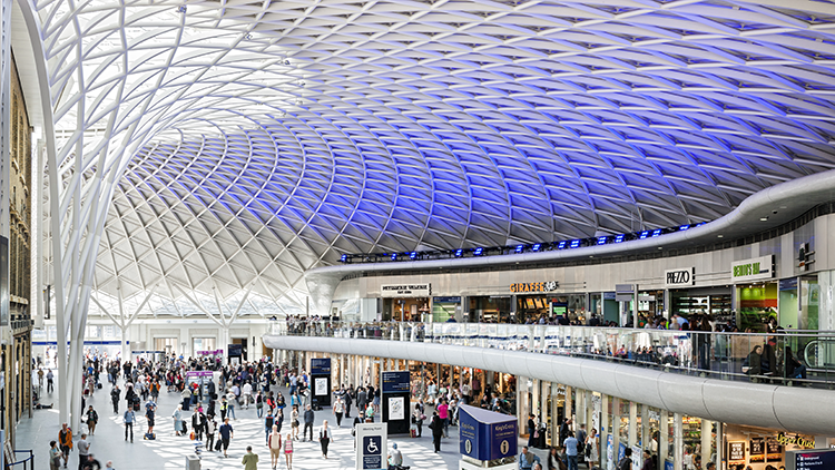 Eu fiquei boba com o teto da estação King's Cross em Londres