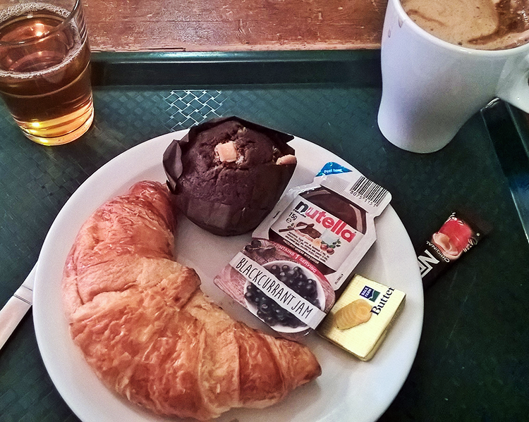 Meu café da manhã no albergue