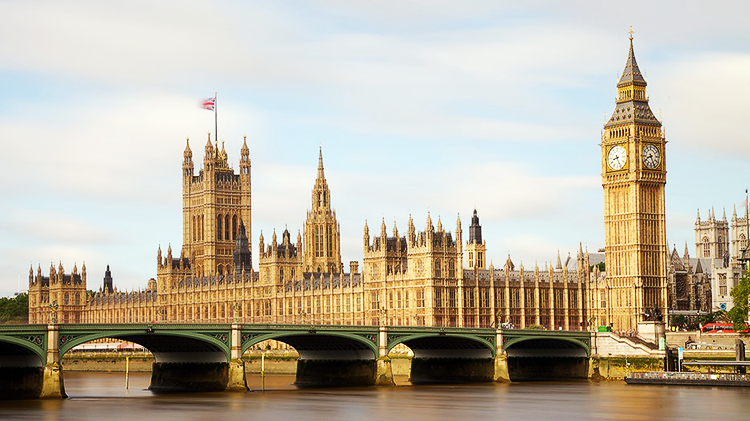 As margens do rio Tâmisa e o Parliament inglês, com o Big Ben lindo