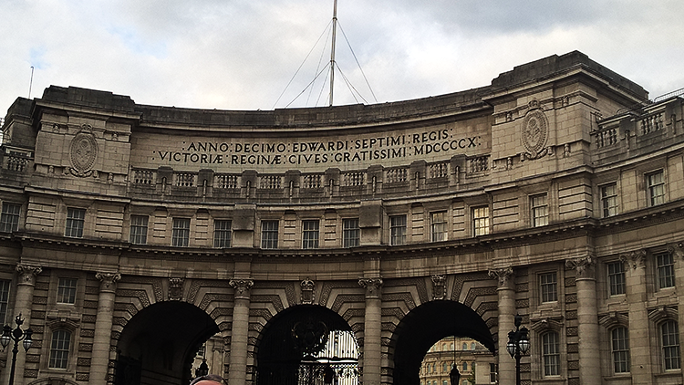 A inscrição em latim no Admiralty Arch significa: No décimo ano do Rei Eduardo VII, à Rainha Vitória, dos mais gratos cidadãos, 1910