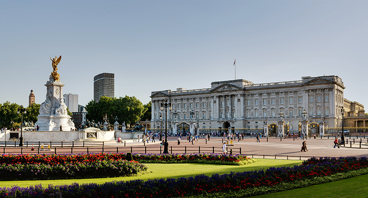 A vista toda do Palácio de Buckingham e o Memorial à Rainha Victoria