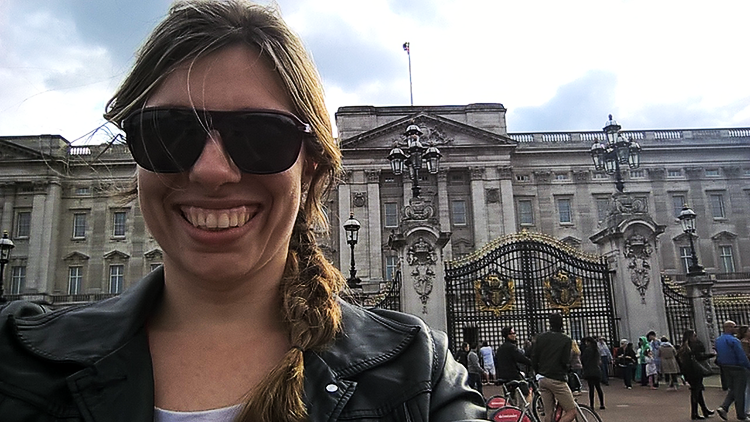 Tinha que ter selfie em frente ao portão, né?