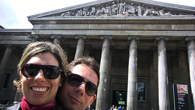 Em frente ao British Museum