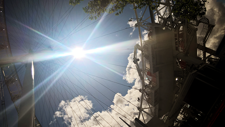 London Eye. Apesar dessa foto ter sido um #epicfail, eu AMEI o sol no meio das estruturas metálicas, me deixem.