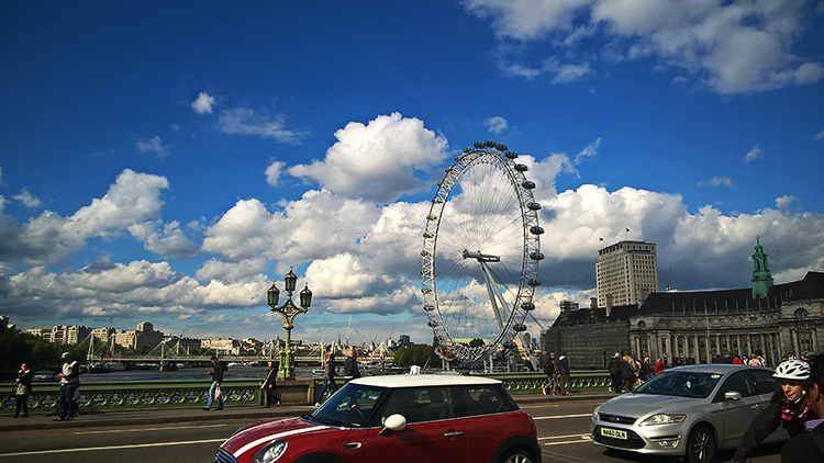 Westminster Bridge. Olha a ciclista ali no cantinho *-*