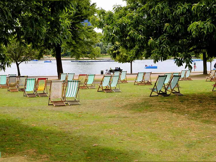 Cadeiras pra tomar sol no Hyde Park