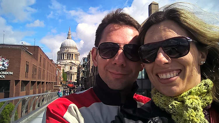 A linda (e moderna!) Millennium Bridge com a Catedral ao fundo