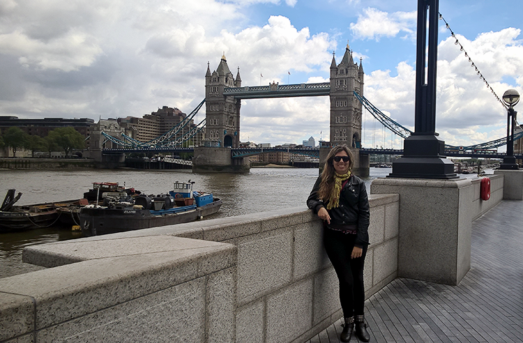 Com a Ponte da Torre ao fundo, me sentindo a rainha do Tâmisa AAHHAHA