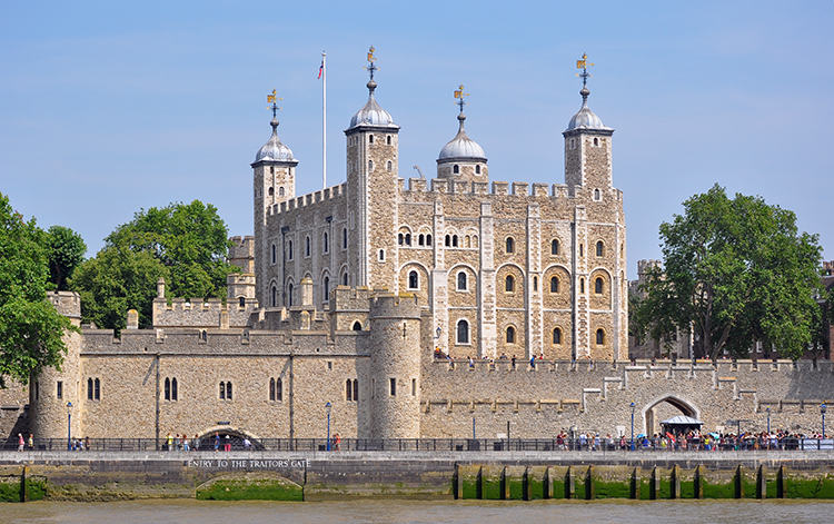 A fortaleza Torre de Londres por inteiro. Olhem as pessoinhas, só pra vocês terem uma idéia do tamanho... (foto da Wikipedia)