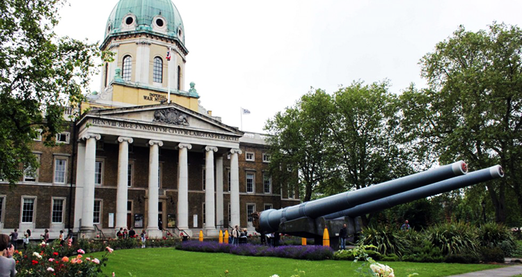 Imperial War Museum - frente, jardim com um canhão.