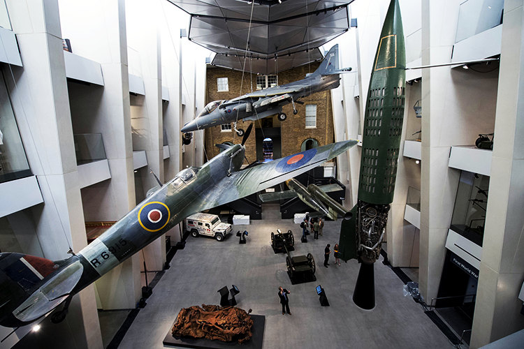 Imperial War Museum - saguão de entrada do museu, com aviões, bombas e mísseis pendurados no teto