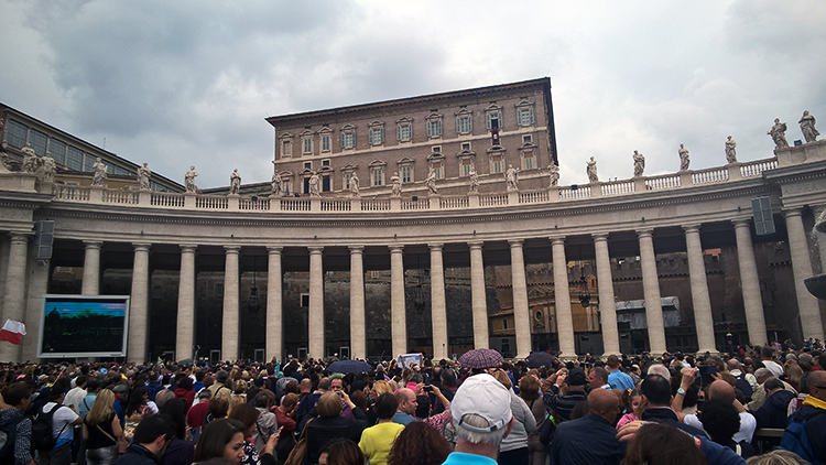 Vaticano - Papa dando a benção aos peregrinos
