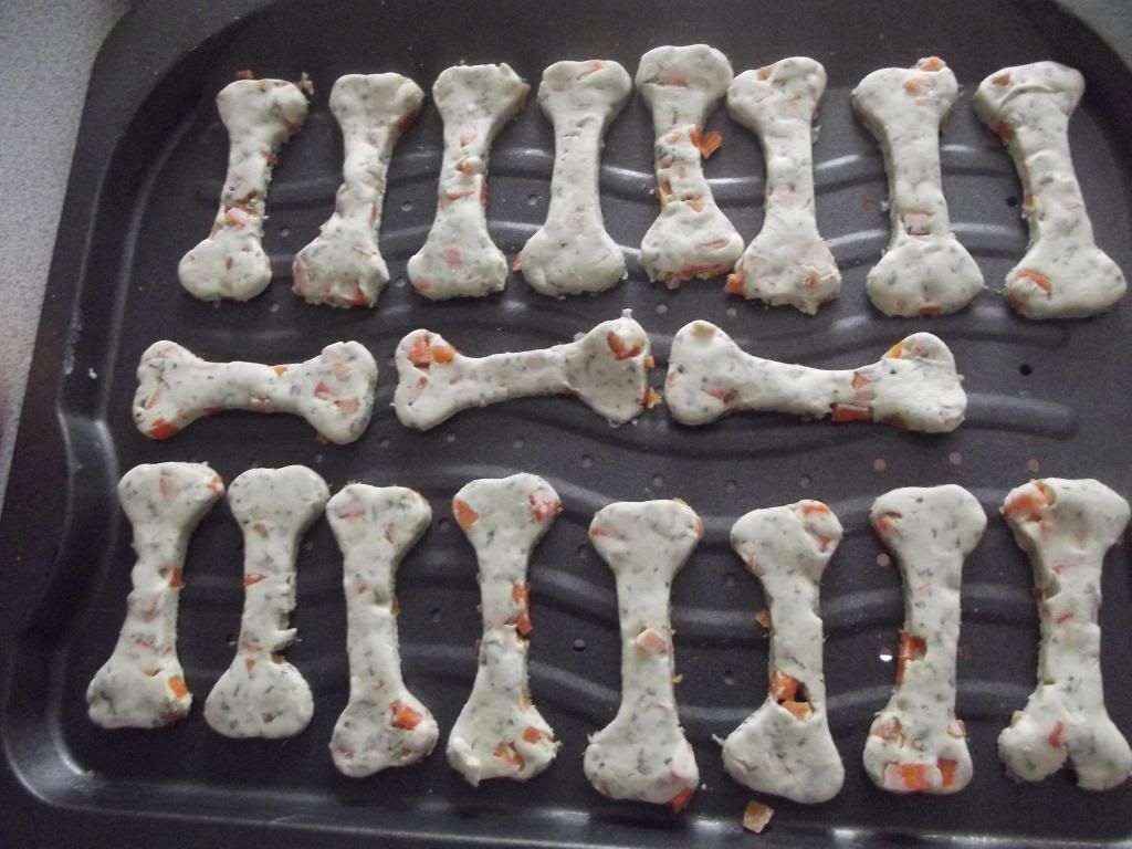 Parsley and Carrot Dog Biscuits willowandpippin