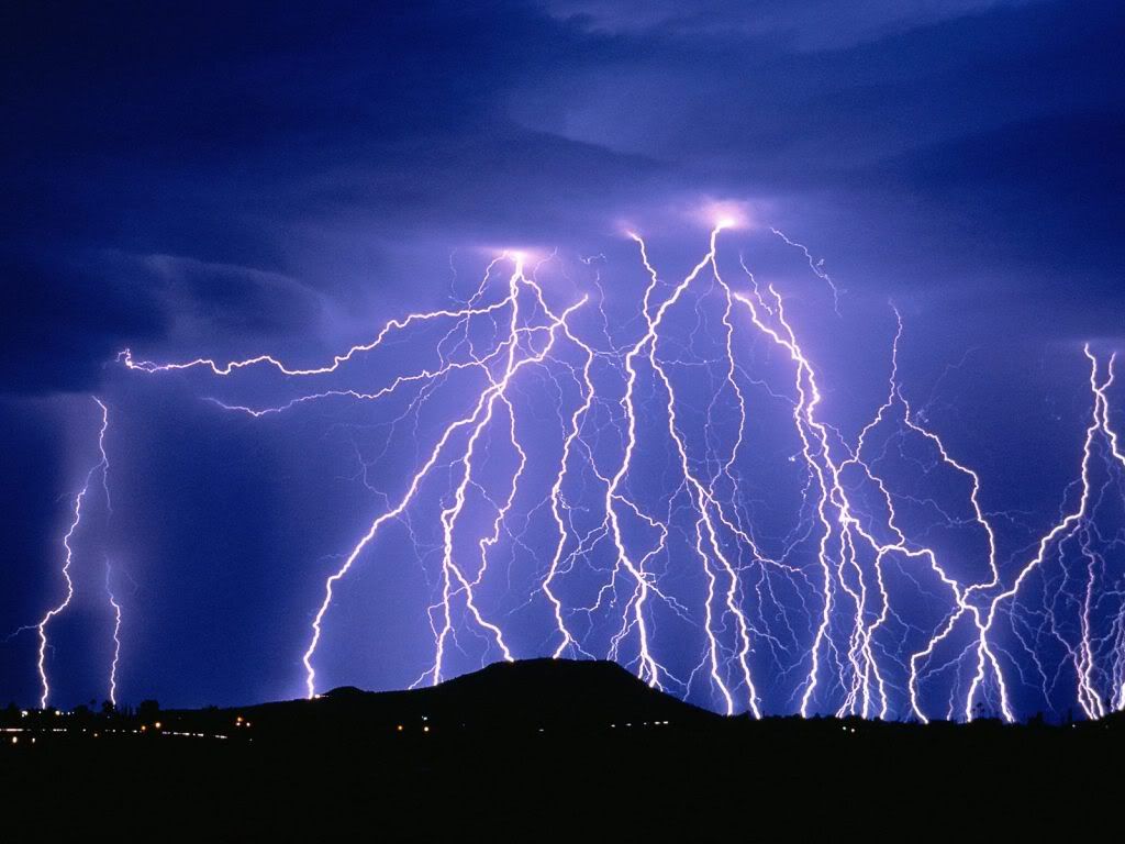 http://i1215.photobucket.com/albums/cc508/Zeng-He/Lightning%20Wallpapers/Lightning1_1600x1200.jpg